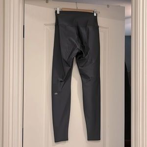 High Waist, Airlift, Alo leggings. Limited edition anthracite color.